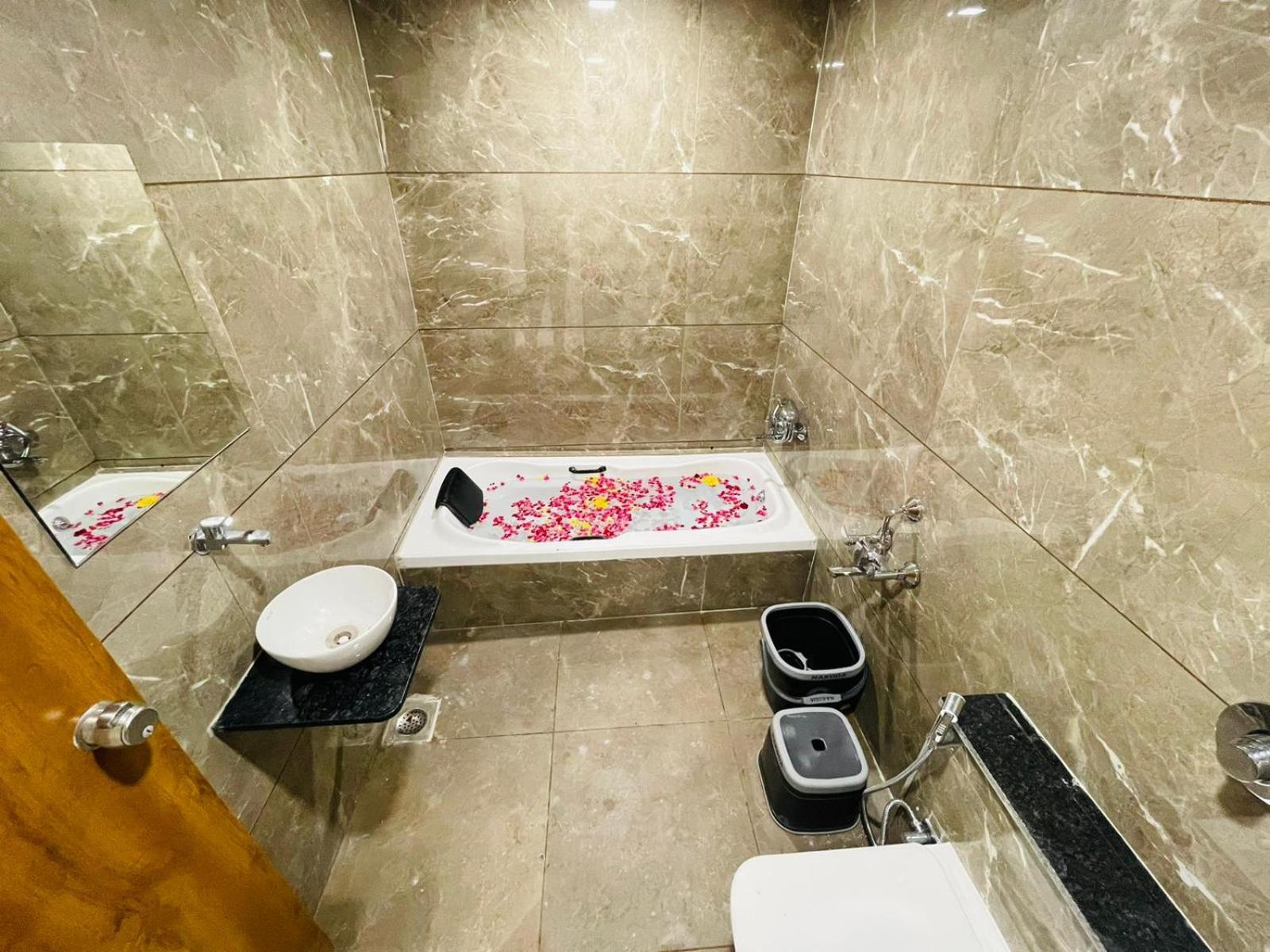 אחמדאבאד Hotel Avenue Sky מראה חיצוני תמונה
