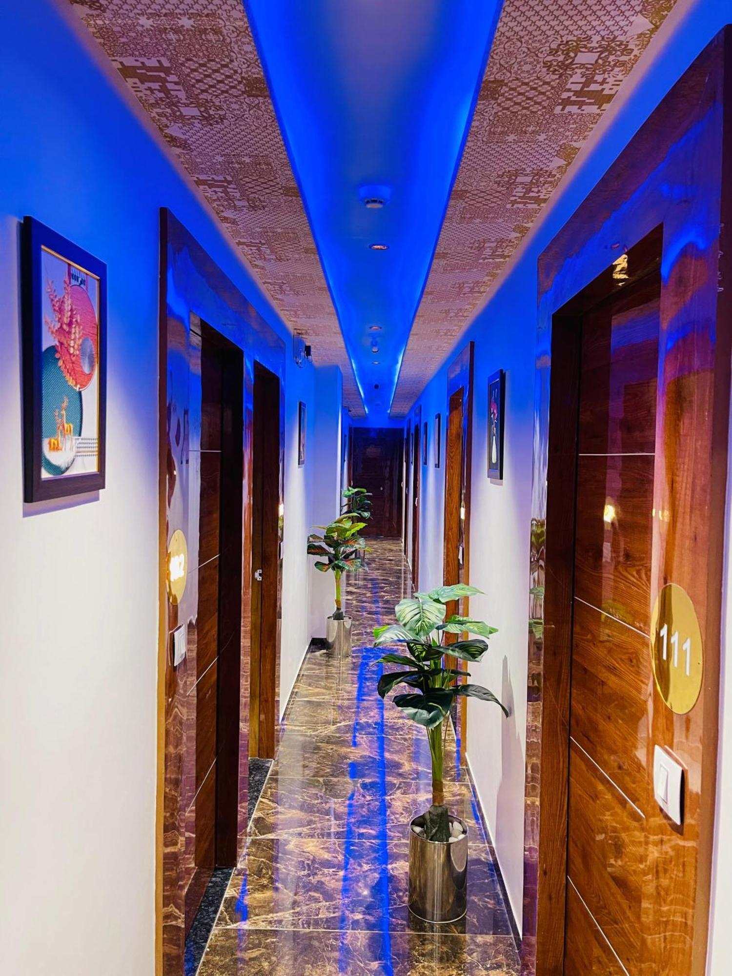 אחמדאבאד Hotel Avenue Sky מראה חיצוני תמונה