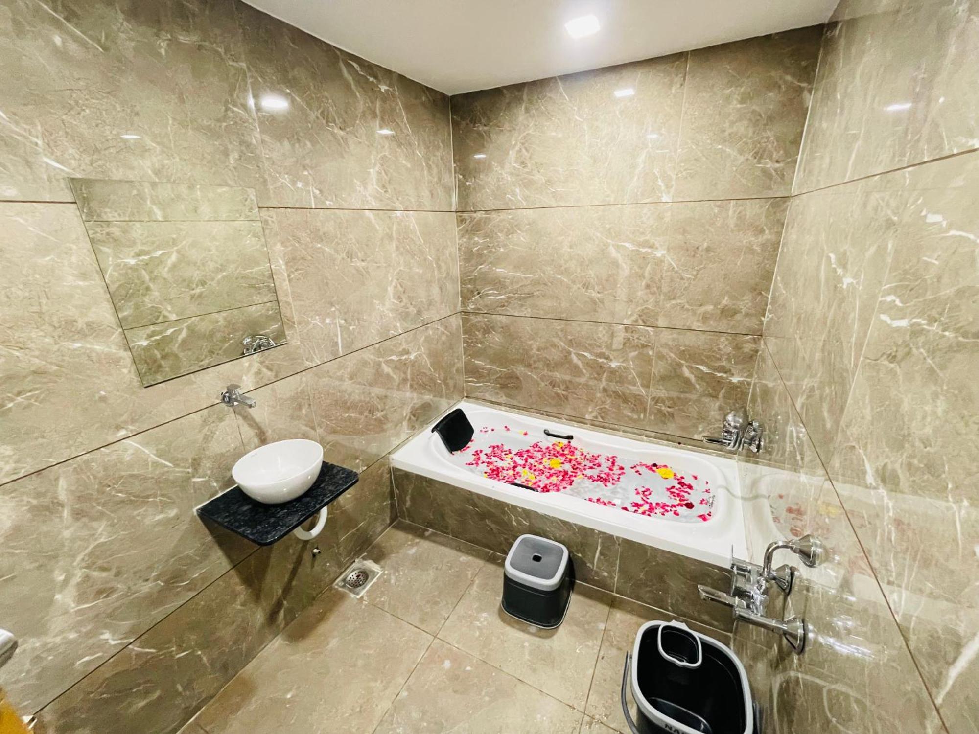 אחמדאבאד Hotel Avenue Sky מראה חיצוני תמונה