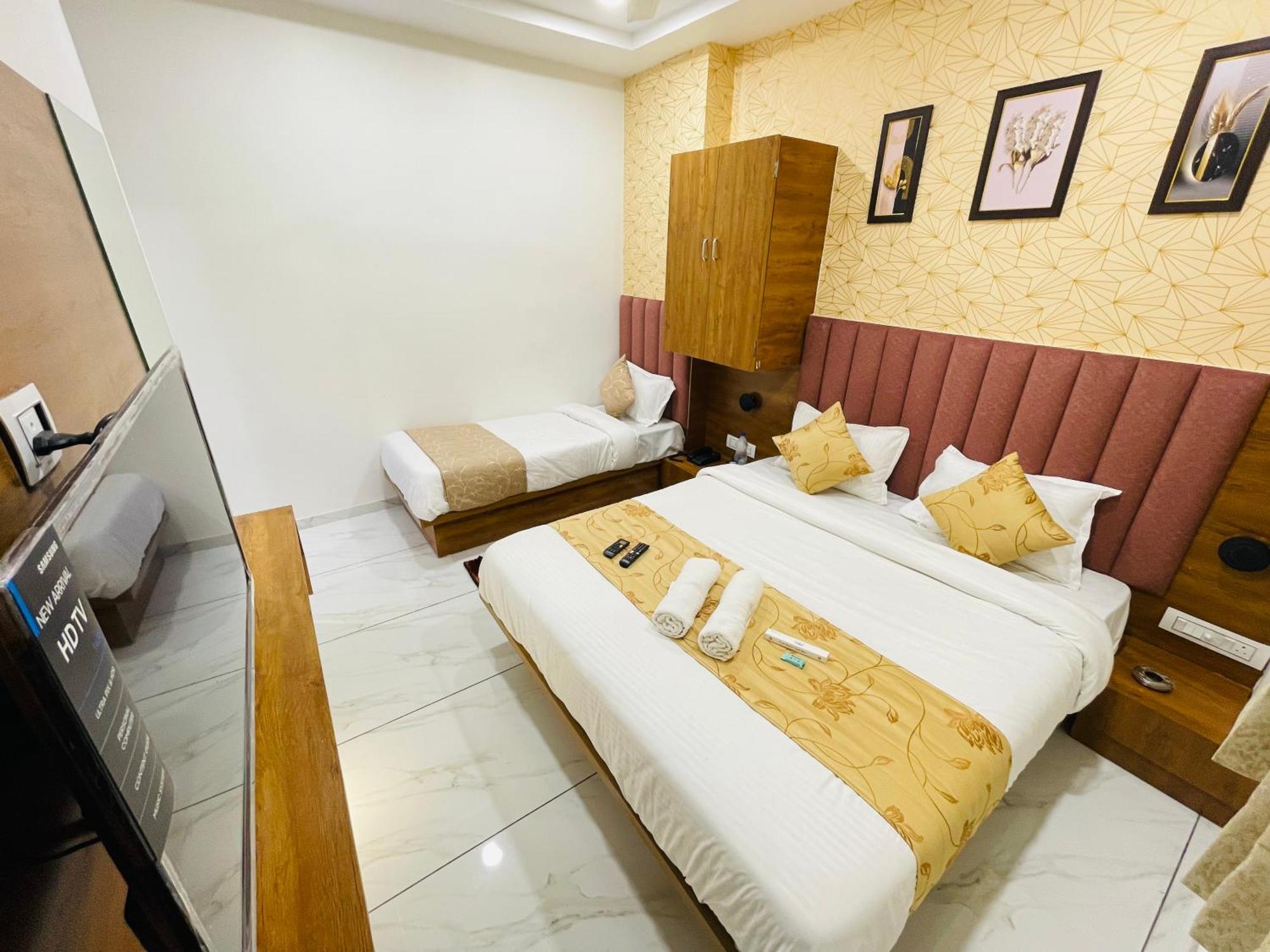 אחמדאבאד Hotel Avenue Sky מראה חיצוני תמונה